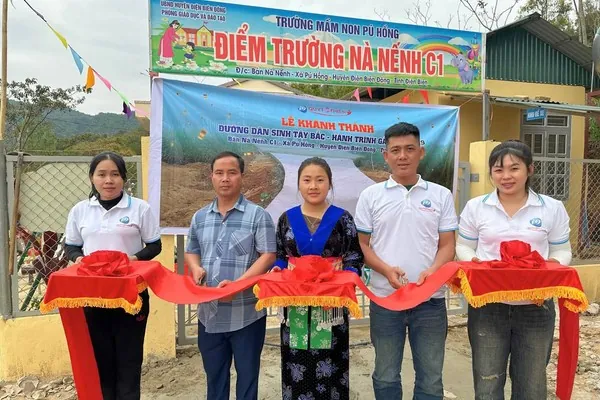 Nhóm người chơi đang tương tác trong trò chơi trực tuyến