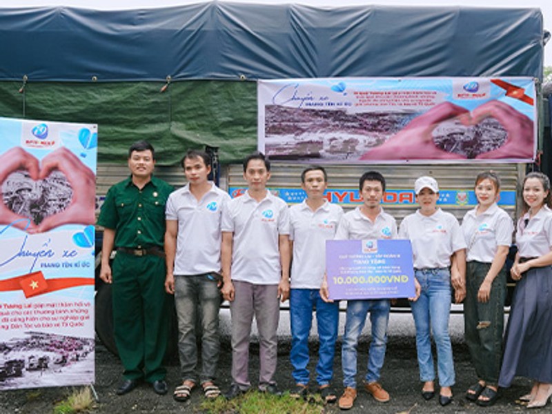 Hình ảnh tượng trưng cho việc đọc và hiểu các điều khoản và điều kiện. Có thể là một người đang xem xét kỹ lưỡng một tài liệu trên máy tính bảng hoặc màn hình máy tính, với các yếu tố như kính lúp, dấu tích/chữ thập, và các văn bản điều khoản nổi bật.