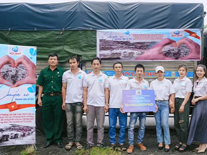 Hình ảnh tượng trưng cho việc đọc và hiểu các điều khoản và điều kiện. Có thể là một người đang xem xét kỹ lưỡng một tài liệu trên máy tính bảng hoặc màn hình máy tính, với các yếu tố như kính lúp, dấu tích/chữ thập, và các văn bản điều khoản nổi bật.