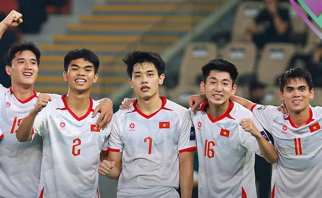 Người dùng chơi 888slot trên điện thoại di động