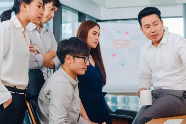 Hình ảnh minh họa các tiêu chuẩn ngành như KYC và hợp tác với các tổ chức hỗ trợ cờ bạc có trách nhiệm